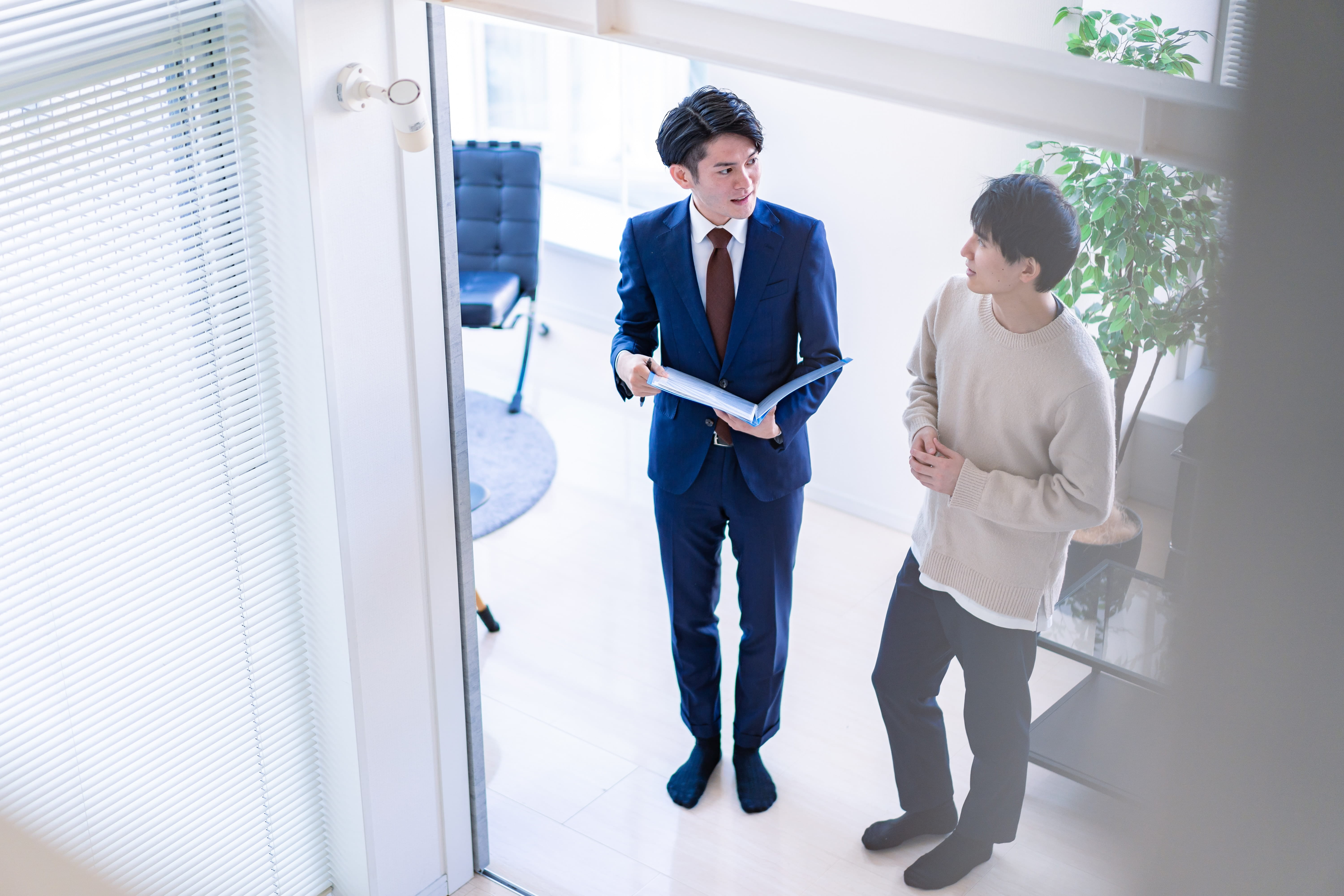 内覧の説明をする男性